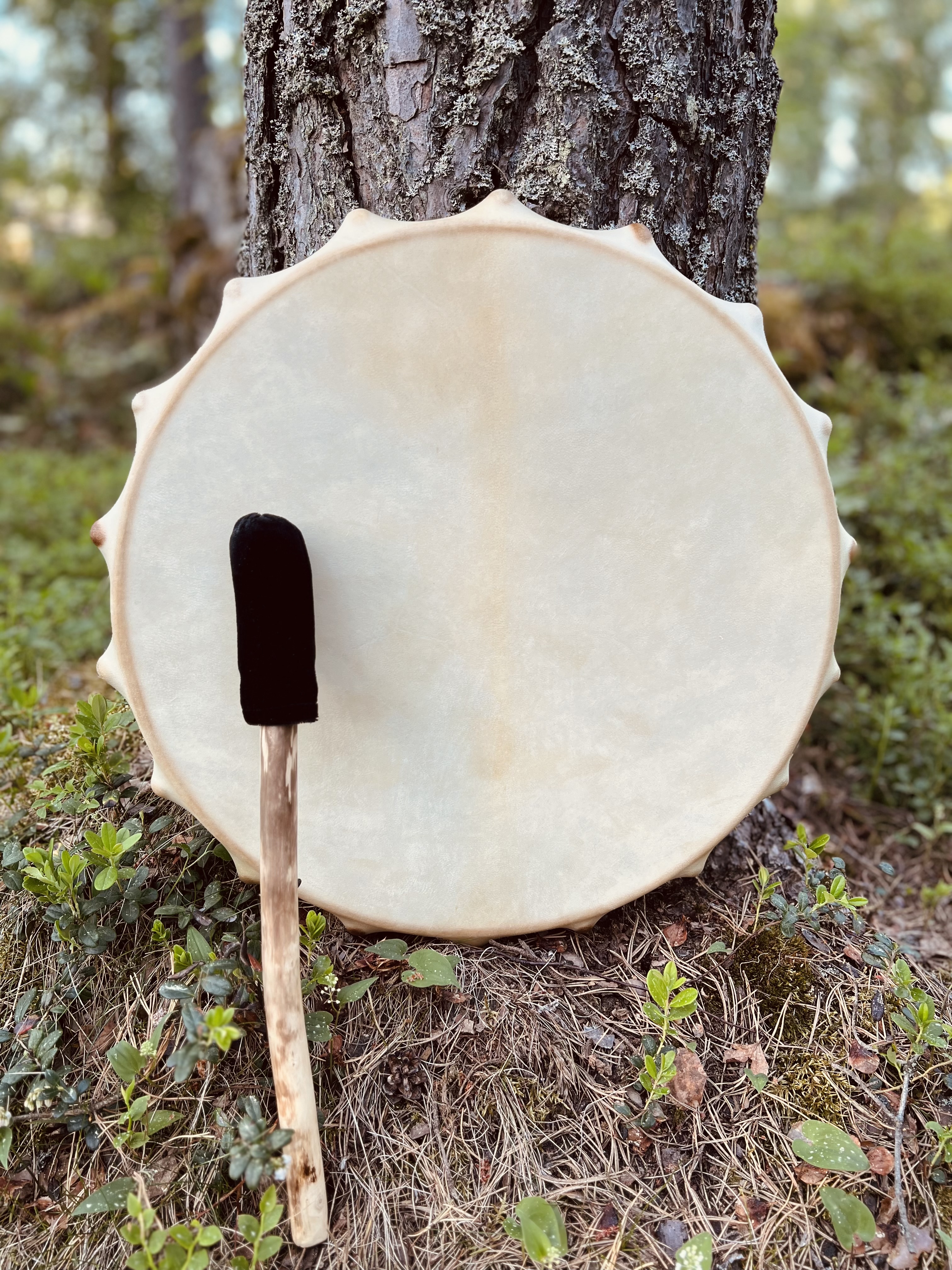Vaalea käsintehty NOAIDI-shamaanirumpu
